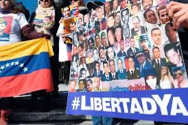 alcaldeledezma's tweet image. ALERTA INTERNACIONAL
ACTIVADA LA PUERTA GIRATORIA DEL RÉGIMEN: AUMENTAN LAS DETENCIONES ARBITRARIAS Y LAS DESAPARICIONES FORZADAS EN VENEZUELA.
El pasado viernes 18 de julio, el régimen de Nicolás Maduro intercambió a un grupo de rehenes políticos extranjeros en el marco de un…