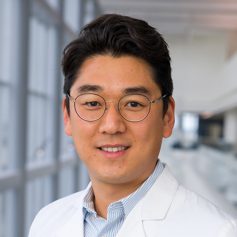 UTSWMedCenter's tweet image. What’s behind the rise in children visiting the ER during summer? Andrew Yu, Ph.D., pediatric expert, outlines in an @MSN article how nearly 1 in 5 kids with heat-related illnesses require hospitalization. Learn how to keep your child safe. bit.ly/3Ix38Cn #PediatricCare