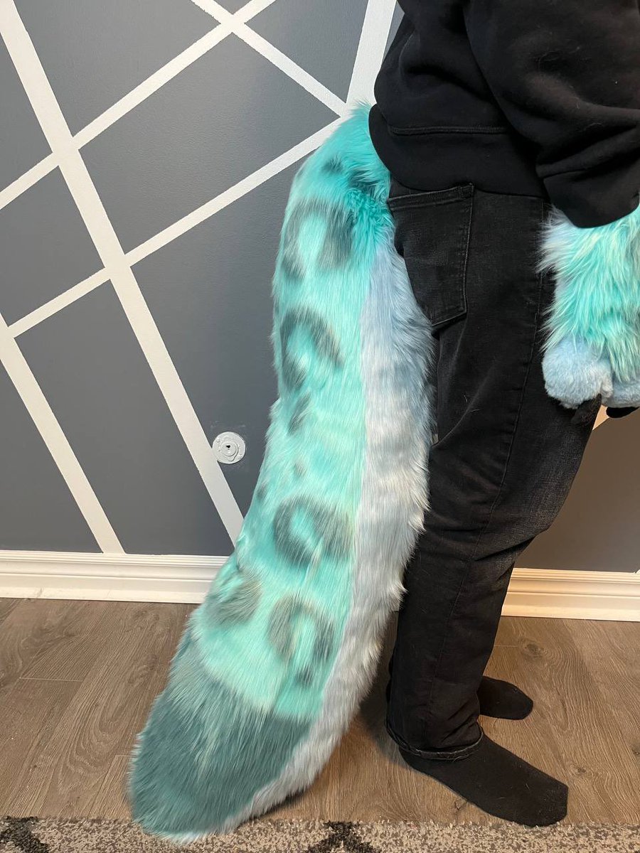 Throw back to a big ol snep tail I finished up for a partial 

This fursuit tail featured a bunch of hand sewn rosettes and attached to a belt via two elastic loops 

#fursuitmaker