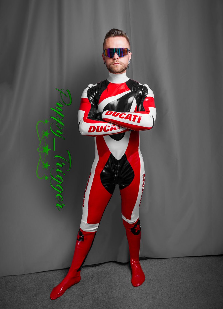 Puppy_Trigger's tweet photo. 𝘏𝘦 𝘴𝘭𝘪𝘥 𝘵𝘩𝘦 𝙨𝙡𝙚𝙚𝙠 𝘋𝘶𝘤𝘢𝘵𝘪 𝘴𝘶𝘪𝘵 𝘶𝘱 𝘩𝘪𝘴 𝘣𝘰𝘥𝘺, 𝘭𝘢𝘵𝘦𝘹 ����𝘰𝘭𝘥𝘪𝘯𝘨 𝘵𝘰 𝘩𝘪𝘴 𝘢𝘵𝘩𝘭𝘦𝘵𝘪𝘤 𝘧𝘰𝘳𝘮, 𝙖𝙙𝙧𝙚𝙣𝙖𝙡𝙞𝙣𝙚 𝘱𝘶𝘭𝘴𝘦𝘥 𝘵𝘩𝘳𝘰𝘶𝘨𝘩 𝘩𝘪𝘮 𝘤𝘰𝘯𝘴𝘶𝘮𝘦𝘥 𝘣𝘺 𝘵𝘩𝘦 𝘴𝘶𝘪𝘵’𝘴 𝙬𝙞𝙘𝙠𝙚𝙙 𝙚𝙢𝙗𝙧𝙖𝙘𝙚. https://t.co/IPmtjorm8D