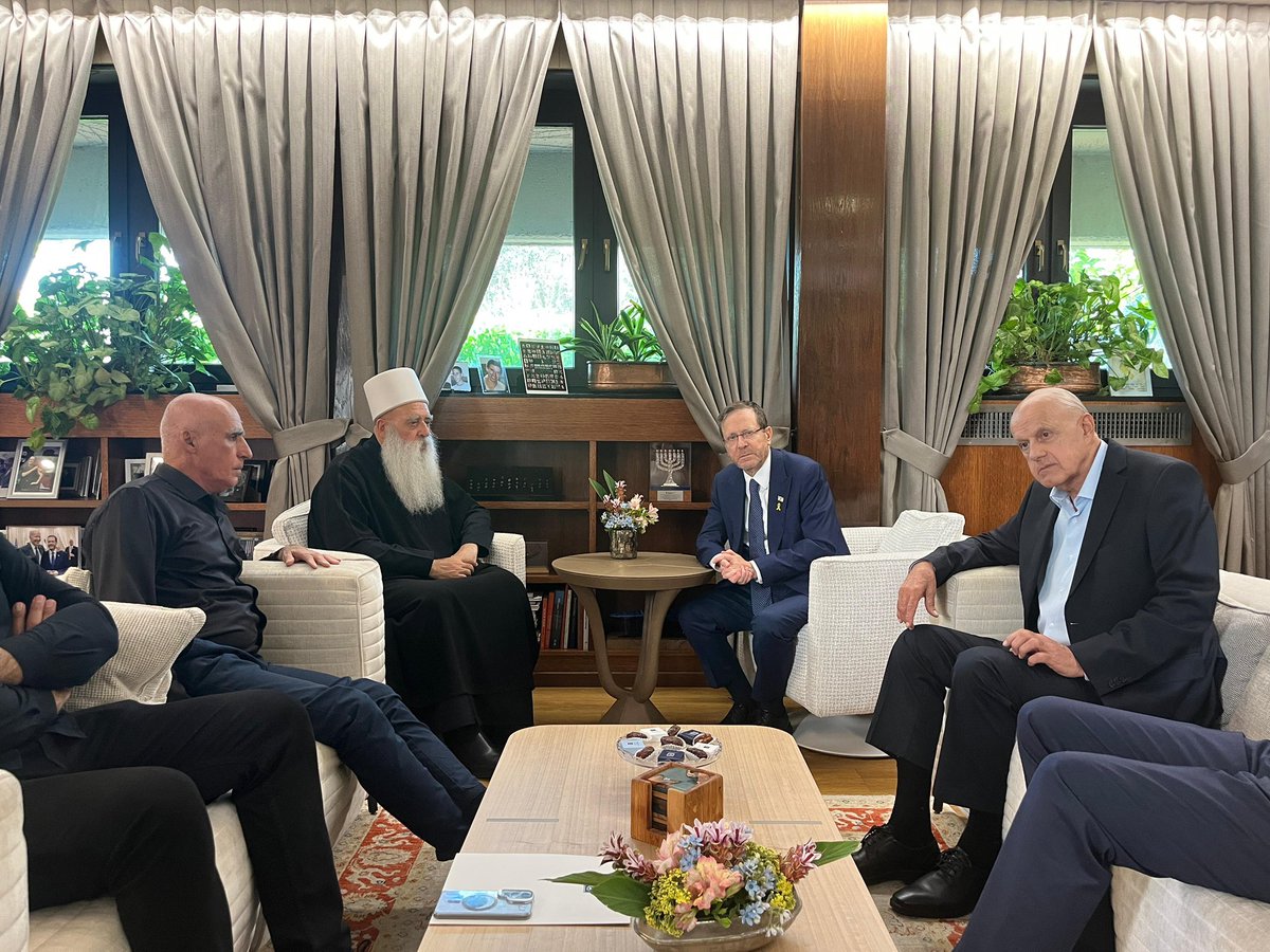 Isaac_Herzog's tweet image. נפגשתי לפנות ערב עם השייח׳ מוואפק טריף, מנהיגה הרוחני של העדה הדרוזית בישראל - מנהיג אמיץ ומוערך, יחד עם יאסר גדבאן יו”ר פורום ראשי הרשויות הדרוזיות והצ’רקסיות, השר לשעבר סאלח טריף וצוותו של מנהיג העדה, ודנו בטבח הנורא ובמתקפות הנפשעות כלפי הדרוזים באיזור א-סווידא בסוריה.
העדה…