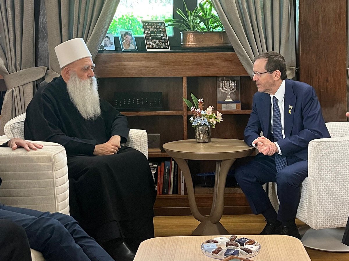 Isaac_Herzog's tweet image. נפגשתי לפנות ערב עם השייח׳ מוואפק טריף, מנהיגה הרוחני של העדה הדרוזית בישראל - מנהיג אמיץ ומוערך, יחד עם יאסר גדבאן יו”ר פורום ראשי הרשויות הדרוזיות והצ’רקסיות, השר לשעבר סאלח טריף וצוותו של מנהיג העדה, ודנו בטבח הנורא ובמתקפות הנפשעות כלפי הדרוזים באיזור א-סווידא בסוריה.
העדה…