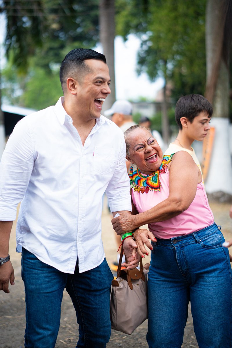 Julianrojas11's tweet photo. En la #FeriadeBuga acompañamos el talento en las calles, la fuerza de emprendedores, la tradición de nuestras raíces y el empuje de una economía que se mueve gracias a la #Gente
Cada saludo y cada sonrisa, nos recuerda por qué vale la pena seguir construyendo futuro para todos💪🏻 https://t.co/G7k08Wq9R6