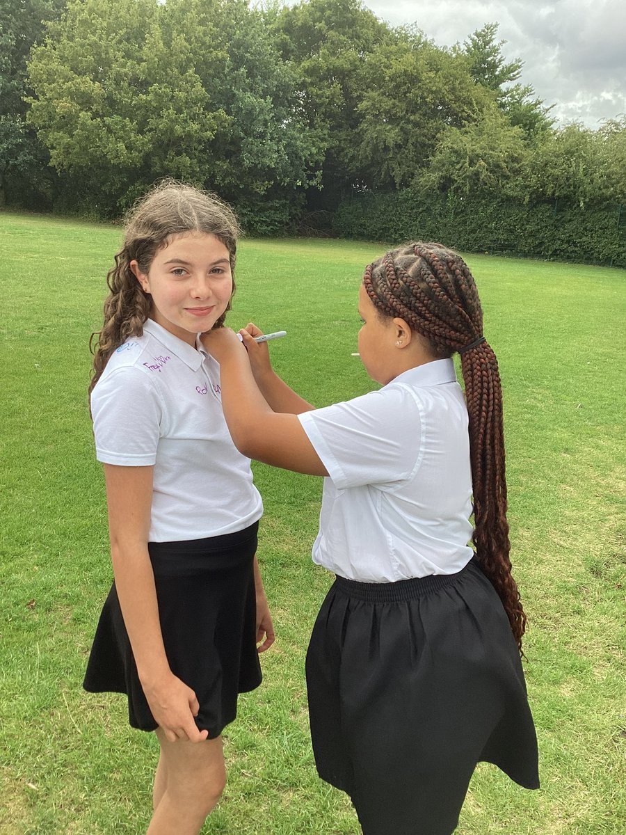 Our Y6 children ended their year getting their shirts signed by teachers and children ☺️