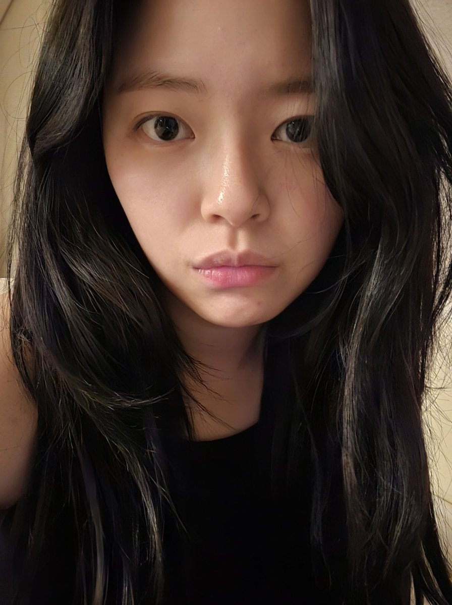jelly2yeon's tweet image. Jeongyeon had originally planned to remove her hair extensions, but the hair team strongly advised her to keep them, so she's keeping them until Lollapalooza 😭