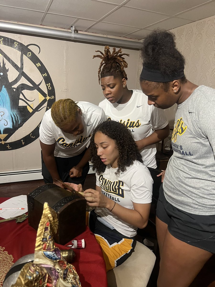 GriffsWBB's tweet image. Spoiler alert…the Griffs escaped !! 🕵️
