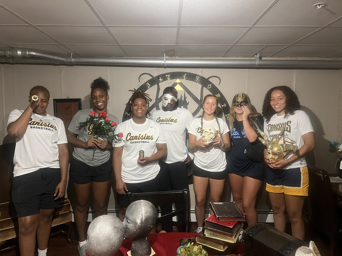 GriffsWBB's tweet image. Spoiler alert…the Griffs escaped !! 🕵️