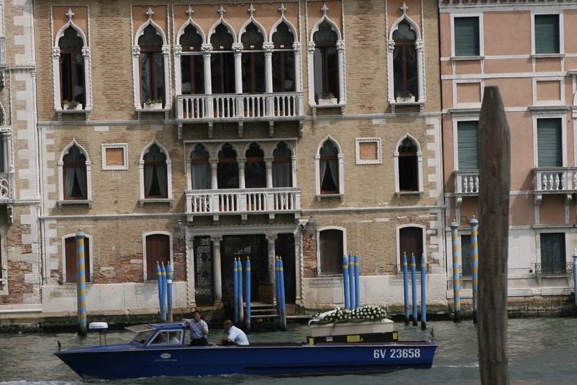 elaine_pasquini's tweet image. Unbelievable! My husband’s photo of a Venetian funeral cortège! Could it be Penelope Radcliff? Julian called her the “poor girl. She was murdered because she tried to warn the art world…”Chapter 22. #AnInsideJob @danielsilvabook @jamiegangel