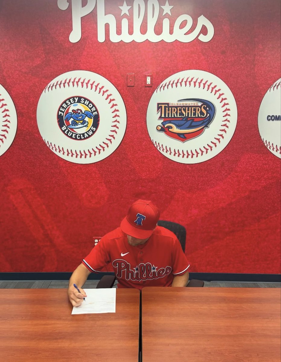 OhioStateBASE's tweet image. 𝗜𝘁’𝘀 𝗼𝗳𝗳𝗶𝗰𝗶𝗮𝗹 ✍️
Congratulations to our newest #ProBuck, Tyler Pettorini, on officially signing with the @Phillies!
📸 @TPettorini
#GoBucks | #DevelopedHere