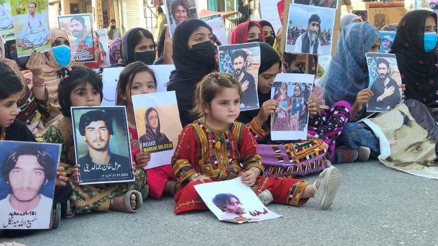 TheShadowObs's tweet image. 🇵🇰 ‼️ Who is Mahrang Baloch ⁉️
The most prominent voice from Balochistan — and what is the 'Baloch Yakjehti Movement' she's leading?
- Mahrang Baloch is a prominent Baloch human rights activist and medical doctor from Balochistan, Pakistan. She became a leading voice against…