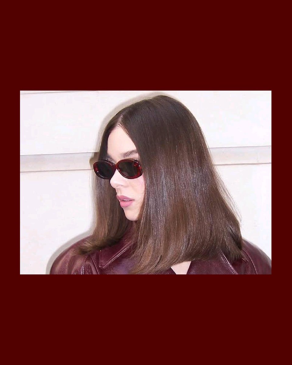 Nennissa's tweet photo. Now that’s what I call pulling out all the stops! @HaileeSteinfeld in David Koma’s Pre-Fall 2025 Boxy Cropped Leather Jacket &amp; Leather Mini Skirt is an absolute showstopper.

#HaileeSteinfeld #DavidKomalondon https://t.co/GWRwnG57K4