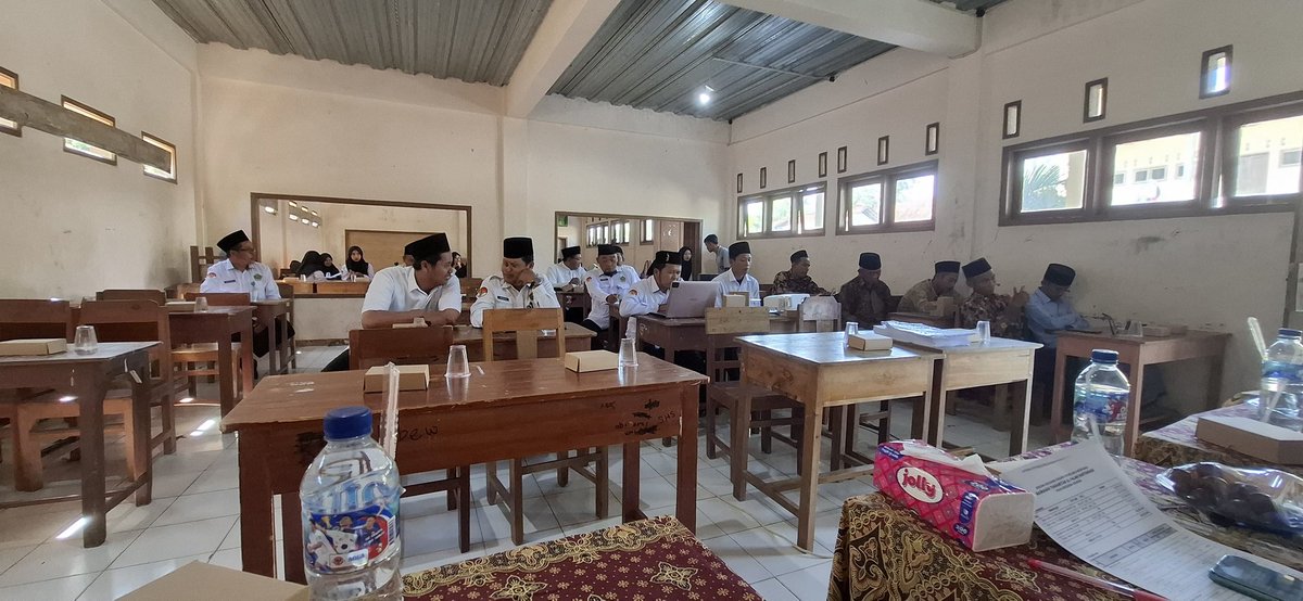 saefudin_mdg's tweet photo. [Late post 21 Juli 2025]
Rapat bersama Pengurus Yayasan, komite dan Guru RA, MI &amp; MTs Al Falah pembahasan RAPBM TA. 2025/2026.

#rapbm #rab2025 
#raalfalahbulaksari #mialfalahbulaksari #mtsalfalahbantarsari #yayasanalfalahbulaksari https://t.co/9BpzaMSsOh