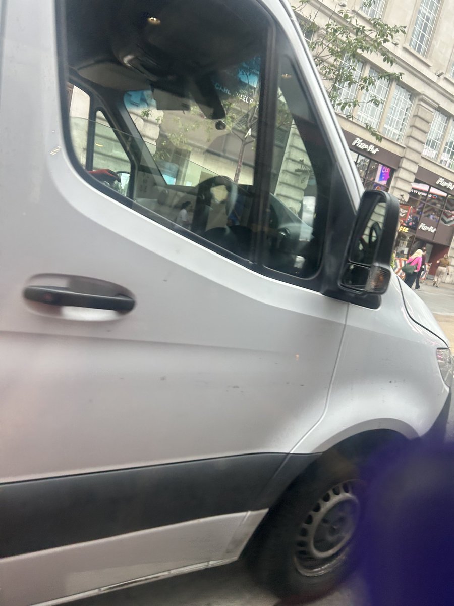 Kate Robertson 🇺🇦 (@kateatoyw) on Twitter photo <a href="/metpoliceuk/">Metropolitan Police</a> empty van, no driver, back door open on side of St James below Piccadilly <a href="/metpoliceuk/">Metropolitan Police</a> empty van, no driver, back door open on side of St James below Piccadilly