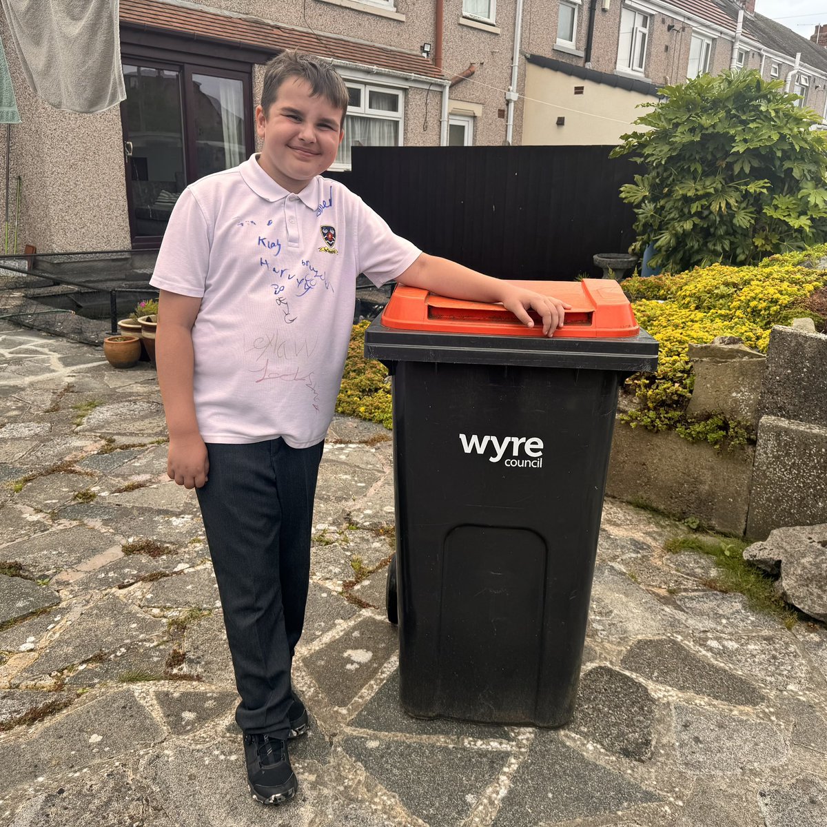 dave_mcpartlin's tweet image. The last Golden Buzzer has left the building! Wasn't at all weird when me and Bin Boy knocked on one of our neighbours doors to ask if we could have a photo with their bin. 😂🥰