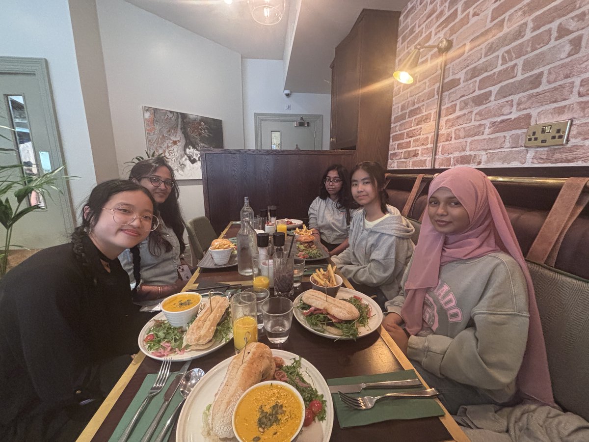 TeenTurn's tweet image. Got to love your first business lunch, especially when your company mentor is young and hip! Great to hear all about the cool careers and opportunities at @BDandCo in Limerick :)