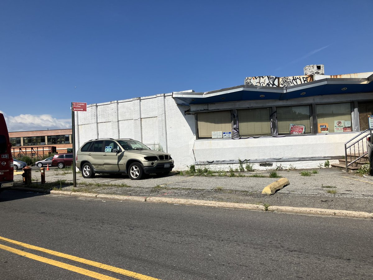 NYPD104Pct's tweet image. From a hazardous eyesore to a rejuvenated icon!
Today, we collaborated with @NYPDQOL, @NYCSanitation , and the @FDNY to clean up the legendary Goodfellas Diner in #Maspeth!
@NYPDQueensNorth