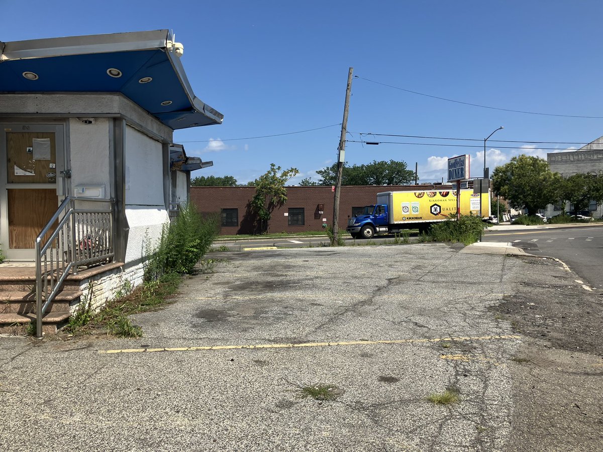 NYPD104Pct's tweet image. From a hazardous eyesore to a rejuvenated icon!
Today, we collaborated with @NYPDQOL, @NYCSanitation , and the @FDNY to clean up the legendary Goodfellas Diner in #Maspeth!
@NYPDQueensNorth