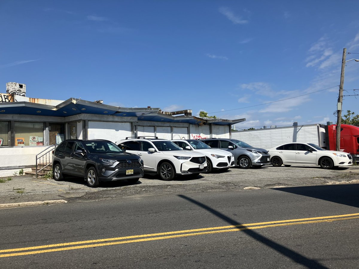 NYPD104Pct's tweet image. From a hazardous eyesore to a rejuvenated icon!
Today, we collaborated with @NYPDQOL, @NYCSanitation , and the @FDNY to clean up the legendary Goodfellas Diner in #Maspeth!
@NYPDQueensNorth