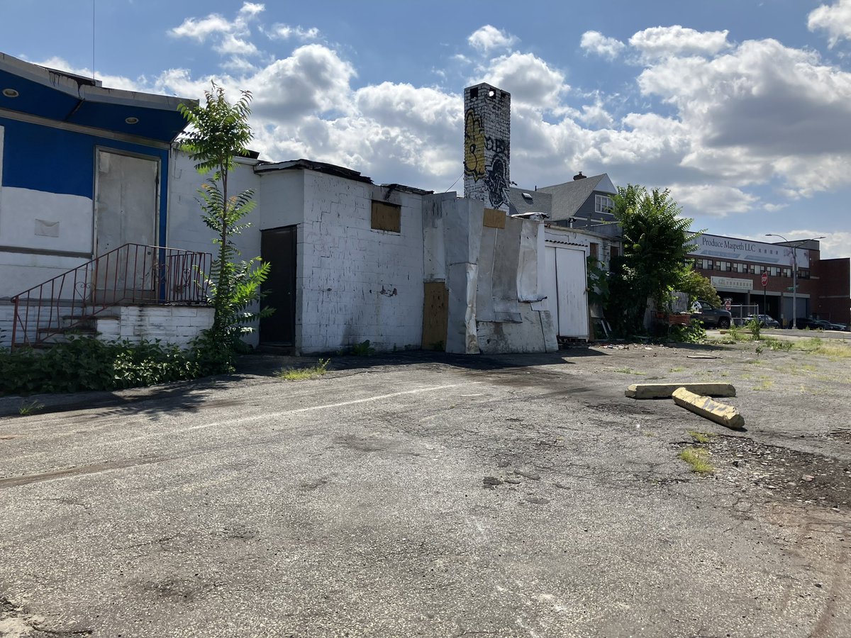 NYPD104Pct's tweet image. From a hazardous eyesore to a rejuvenated icon!
Today, we collaborated with @NYPDQOL, @NYCSanitation , and the @FDNY to clean up the legendary Goodfellas Diner in #Maspeth!
@NYPDQueensNorth