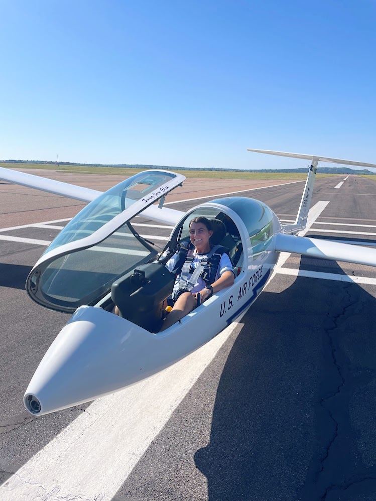 af_academy's tweet photo. C2C Kate Daley spent her summer as a Soaring instructor, one of #USAFA’s hands-on leadership opportunities.🛩️

Highlights:
🛫Instructing cadets
💡Watching students have their first “lightbulb” moment
✈️Sending her first cadet on a solo flight

Read more: https://t.co/X5xKx84iLS https://t.co/QJG5zRJg4G