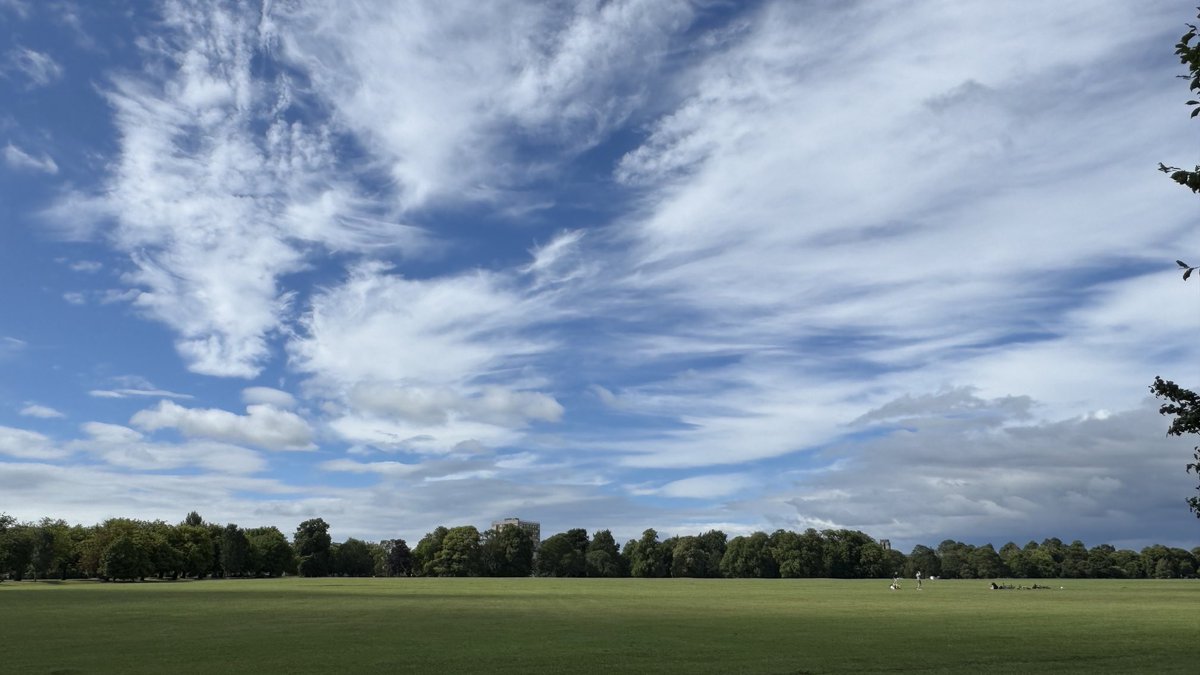 HGHeartFailure's tweet image. Lovely clouds over Harrogate Stray for my windy walk this afternoon. 🏃‍♀️💨
