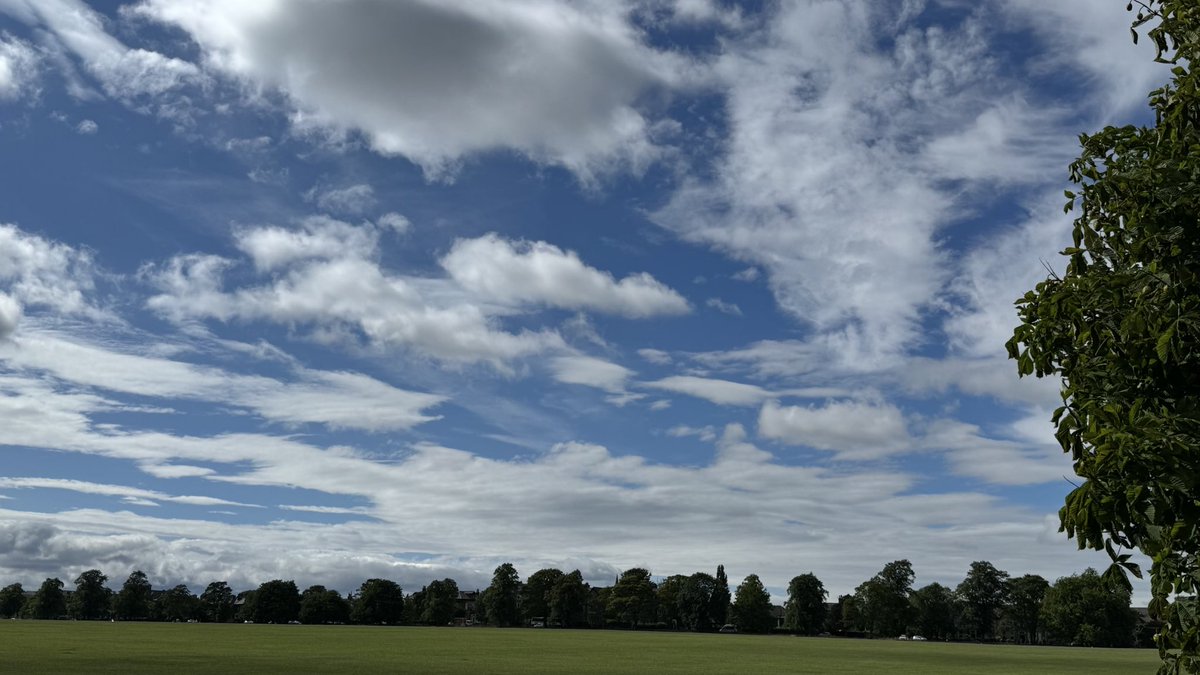 HGHeartFailure's tweet image. Lovely clouds over Harrogate Stray for my windy walk this afternoon. 🏃‍♀️💨