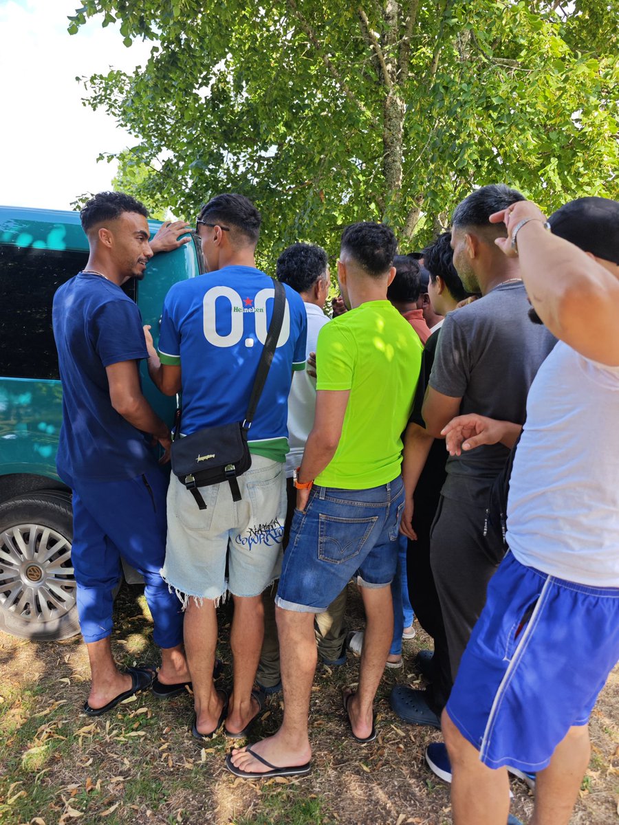 Kid_Pex's tweet image. Tag für Tag 🤎

Auch heute war unser unermüdlicher Helfer Baba Asim wieder um das Camp Lipa unterwegs – mit Herz und Einsatz hat er Lebensmittel und Kleidung an Bedürftige verteilt.

Danke allen Spender*innen🙏

IBAN: AT20 2011 1842 8097 8400
PayPal: team@sos-balkanroute.at