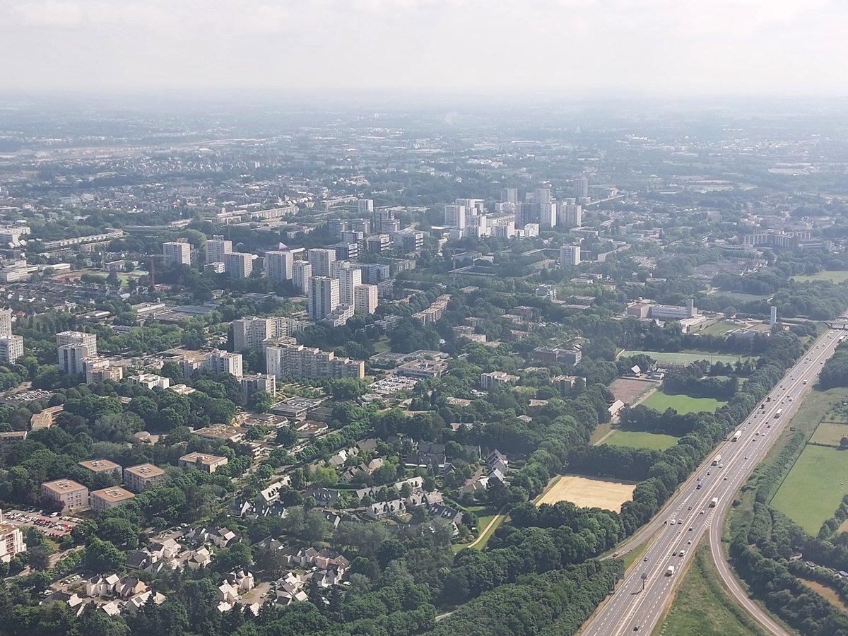Bonjour 🤗 ! Nous sommes le mercredi 23 juillet. Aujourd'hui, nous fêtons les Brigitte. L'Ille-et-Vilaine est placée en vigilance jaune pluie-inondation et orages. À Rennes, ce sera de la pluie faible le matin, un ciel très nuageus l'après-midi. Bonne journée  🙂