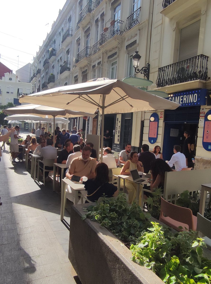 🚀Las concejalías de Innovación, Turismo y Mejora Climática y <a href="/VLCInnovation/">València Innovation Capital</a> impulsan esta iniciativa con una doble finalidad: 👂reducir el impacto acústico del ocio nocturno y diseñar un nuevo modelo de terrazas más amable, sostenible y atractivo para #València 😎(2de2)