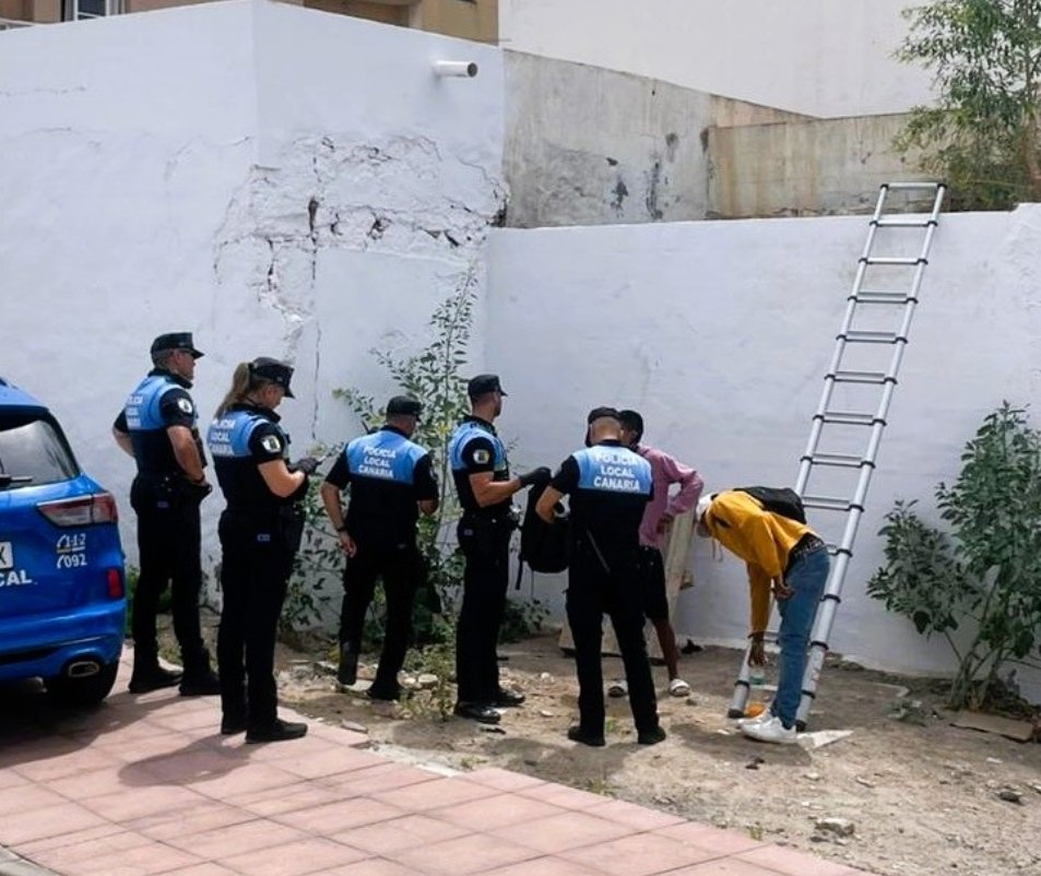 CanarioToday's tweet image. #Lanzarote | La Policía Local de Arrecife evita la ocupación de una vivienda a manos de magrebíes reincidentes.