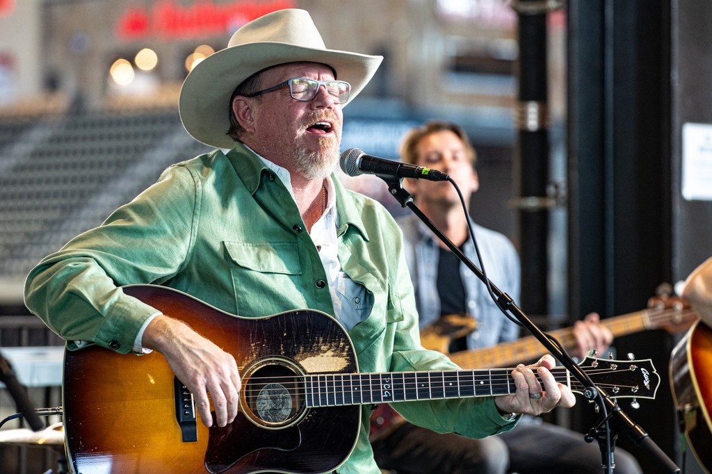 GlobeLifeField's tweet image. Last week, Pat Green & a star-studded lineup came together at Globe Life Field – home of the @Rangers – for a special livestream benefit concert supporting those affected by the devastating floods in Central Texas.
Donations are still being accepted⬇️
🔗:l8r.it/N9Nc