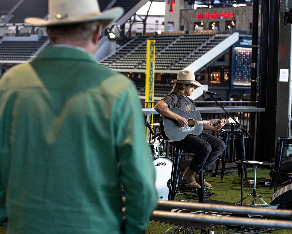 GlobeLifeField's tweet image. Last week, Pat Green & a star-studded lineup came together at Globe Life Field – home of the @Rangers – for a special livestream benefit concert supporting those affected by the devastating floods in Central Texas.
Donations are still being accepted⬇️
🔗:l8r.it/N9Nc