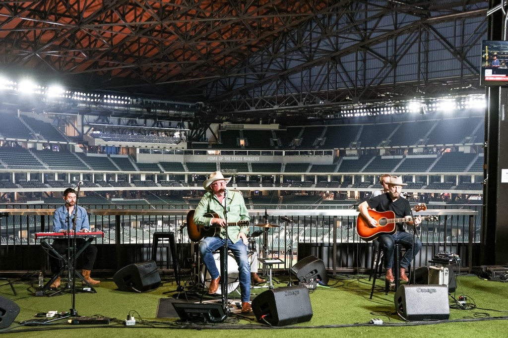 GlobeLifeField's tweet image. Last week, Pat Green & a star-studded lineup came together at Globe Life Field – home of the @Rangers – for a special livestream benefit concert supporting those affected by the devastating floods in Central Texas.
Donations are still being accepted⬇️
🔗:l8r.it/N9Nc
