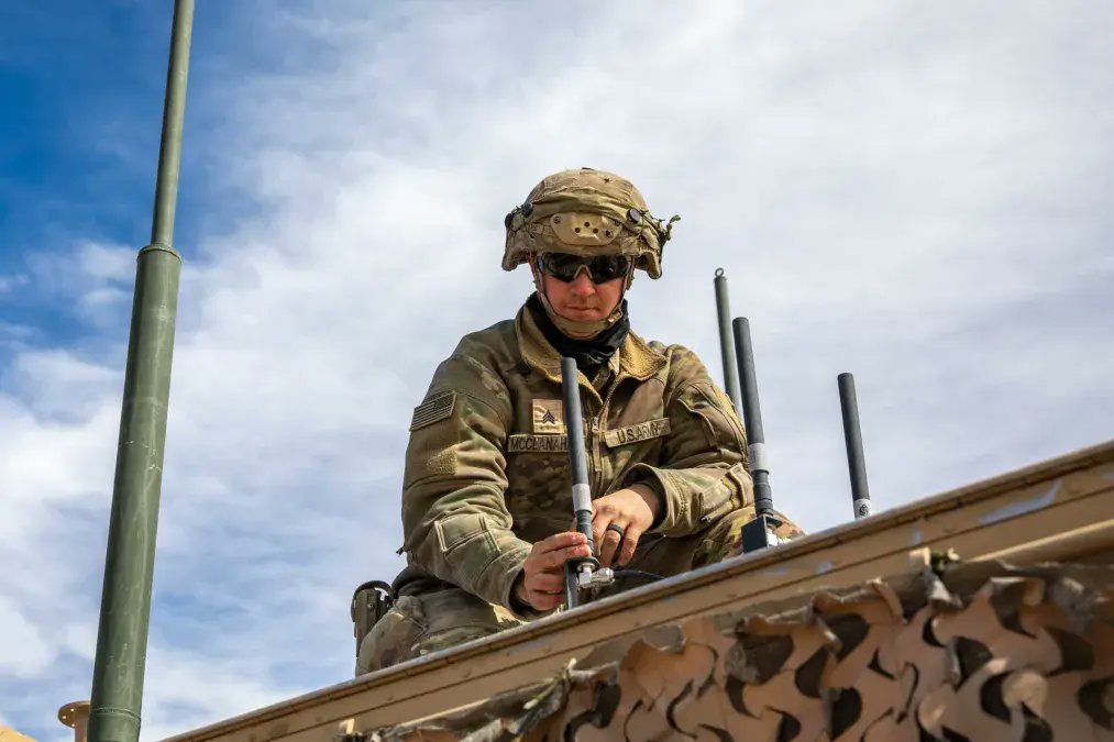 DefenseScoop's tweet image. Anduril has scored a nearly $100 million contract to continue experimentation on the Army’s Next Generation Command and Control program, the service said Friday. hubs.li/Q03yhmdg0