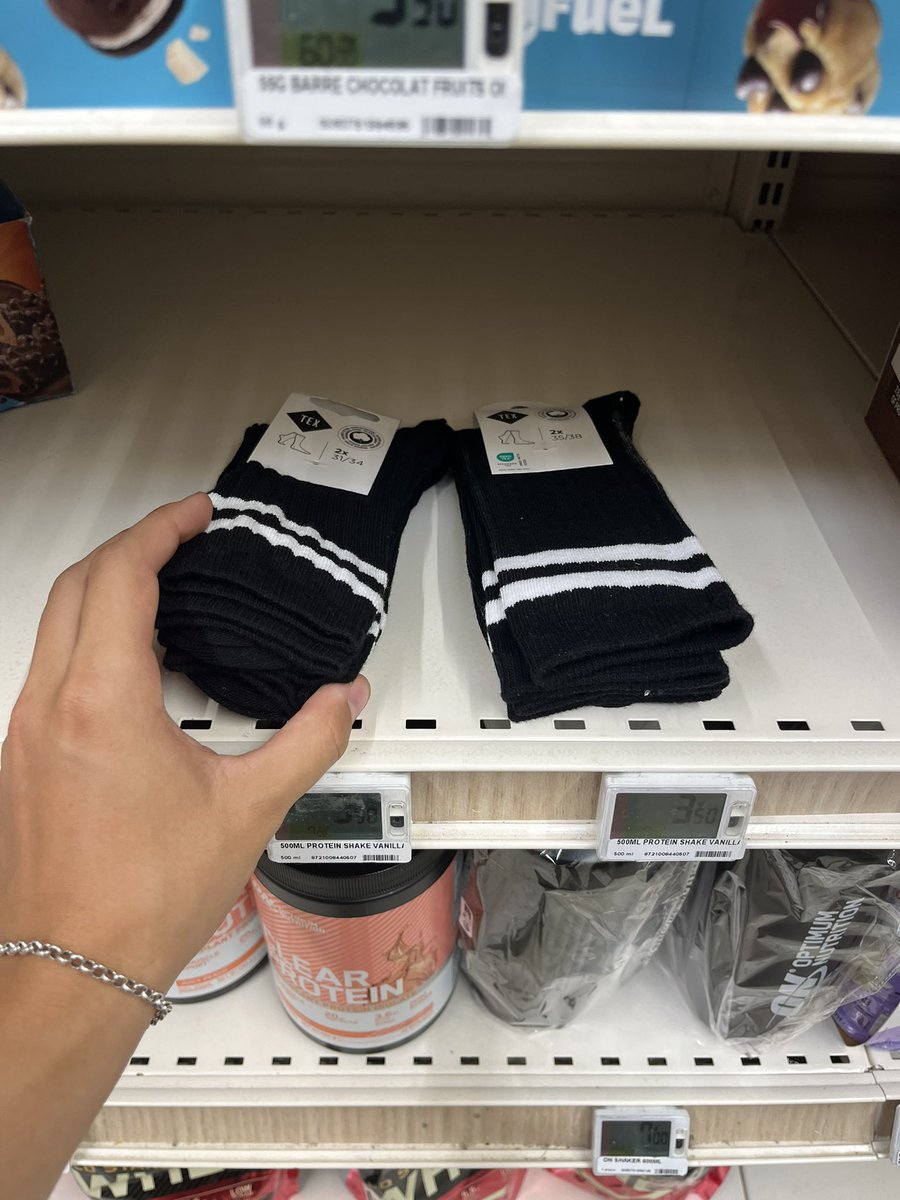 3mptym1ind's tweet image. Ces chaussettes de merde encore un enfant à qui on a dit non