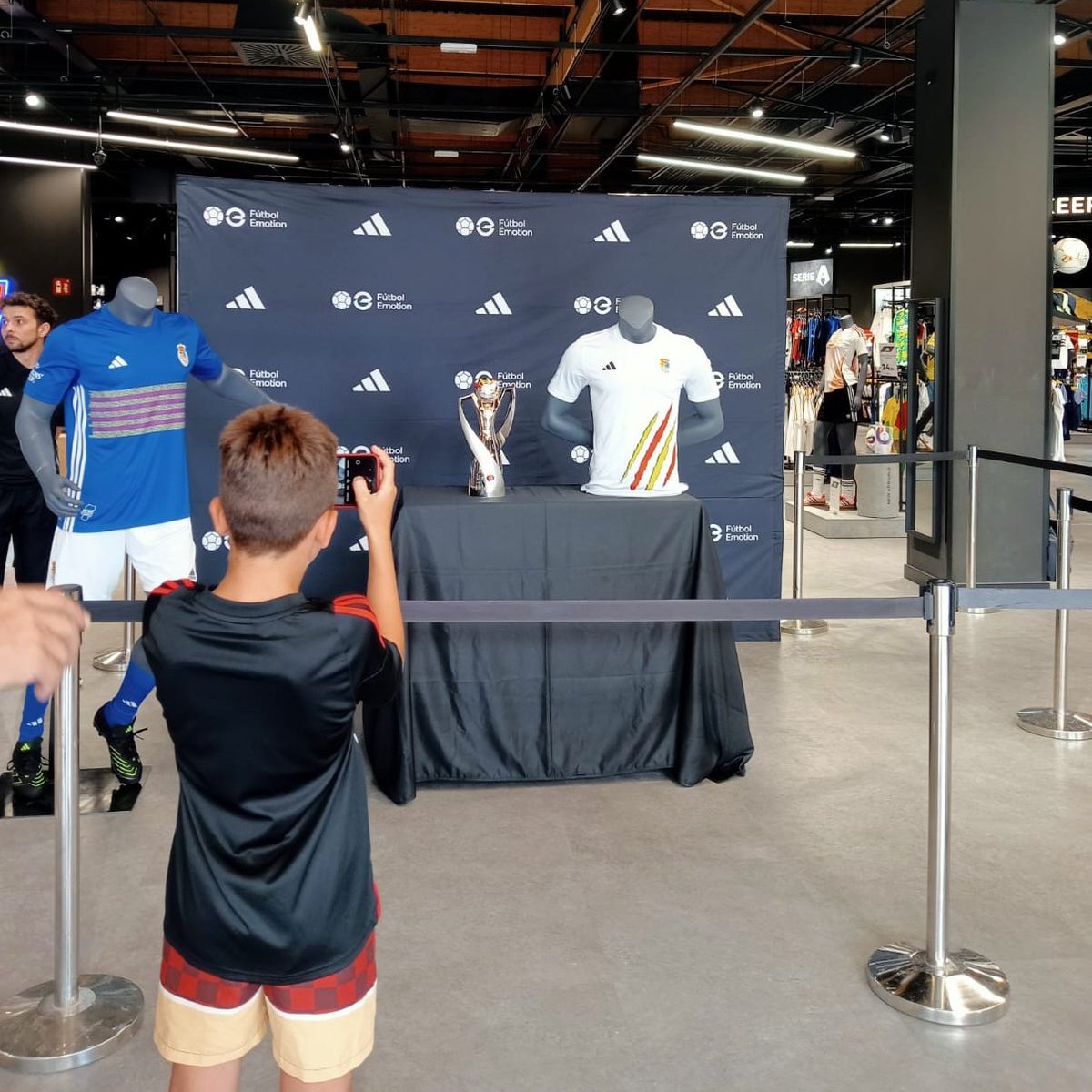 Real Federación Aragonesa Fútbol (@futbolaragon) on Twitter photo 📣 RFAF y Futbol Emotion
😀¡En la tarde de hoy martes 22 de julio de 18:00 a 20:00 horas podrás encontrarnos en <a href="/futbolemotion/">Fútbol Emotion</a> de Puerto Venecia!
👉🏻Pásate y fotografiate cona copa de CAMPEONES DE LA REGIONES UEFA.
TE ESPERAMOS!
#vamosaragón💙🤍 📣 RFAF y Futbol Emotion
😀¡En la tarde de hoy martes 22 de julio de 18:00 a 20:00 horas podrás encontrarnos en <a href="/futbolemotion/">Fútbol Emotion</a> de Puerto Venecia!
👉🏻Pásate y fotografiate cona copa de CAMPEONES DE LA REGIONES UEFA.
TE ESPERAMOS!
#vamosaragón💙🤍
