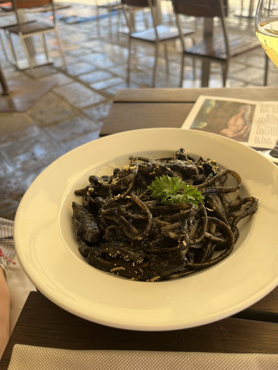 alilanza79's tweet photo. Pranzo super (con intermezzo pioggia e “colore” locale) oggi da @AnzoloRaffaele 🦁 https://t.co/AqKaqY5NAB