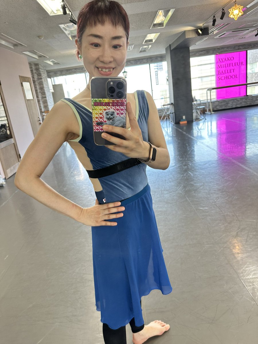 _milifleur's tweet photo. 初yumikoさん㊗️メルカリで👛
お腹ひっこめて斜め撮りです😂 
配色めちゃくちゃ好きで、背中空いたデザインはカッコ良いけど、ブカブカで💦
また、売らなあかん…😭って思ってたら、あ！少し縫おって、1時まで縫い縫い🪡🧵
終わるの待っててくれたね🥺😽 https://t.co/0SgiFUh5WJ