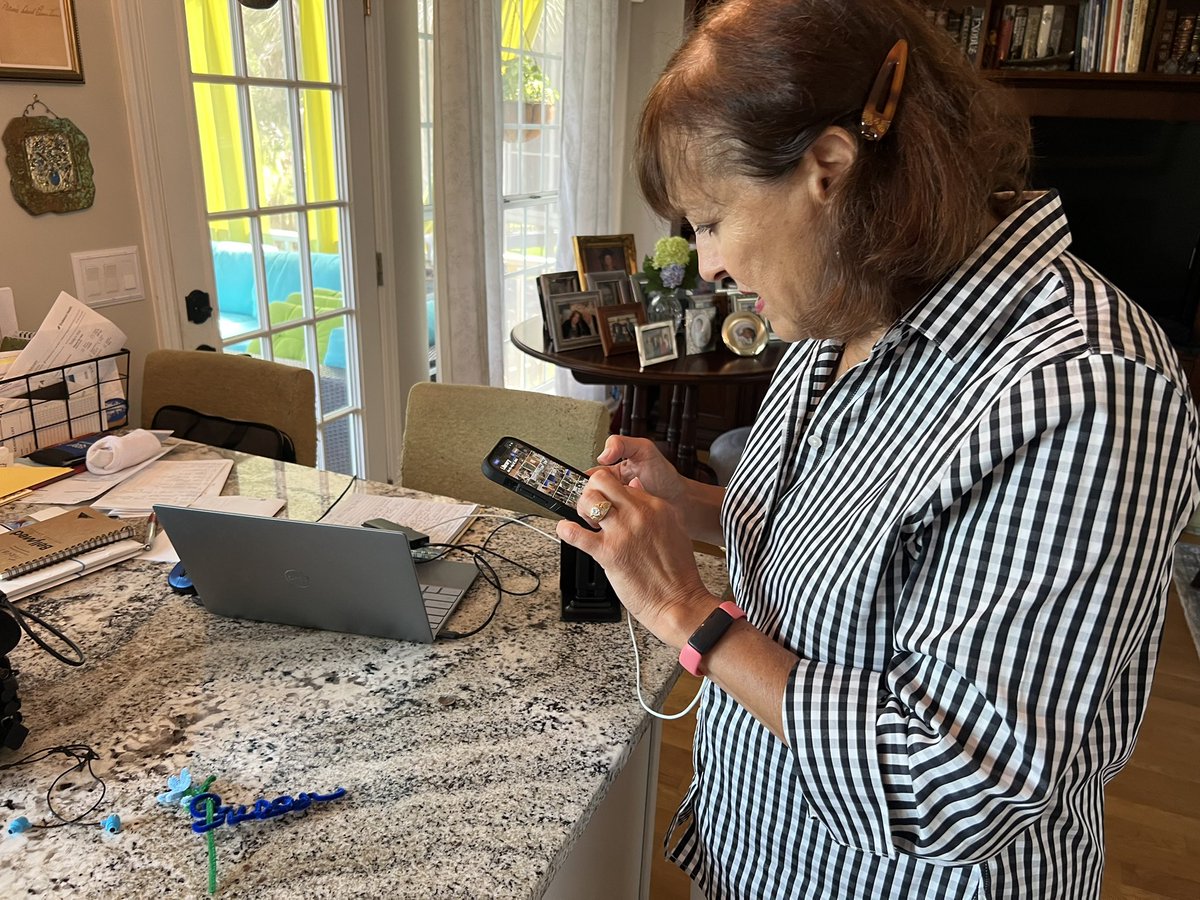 WebbWright's tweet image. Susan is a volunteer driver for American Cancer Society’s Road to Recovery. It gives free rides to cancer related medical appointments. Susan shares a special bond with patients. Sinclair Cares Help Drive Out Cancer
spotlights the Road to Recovery program @ABCNews4 #chsnews