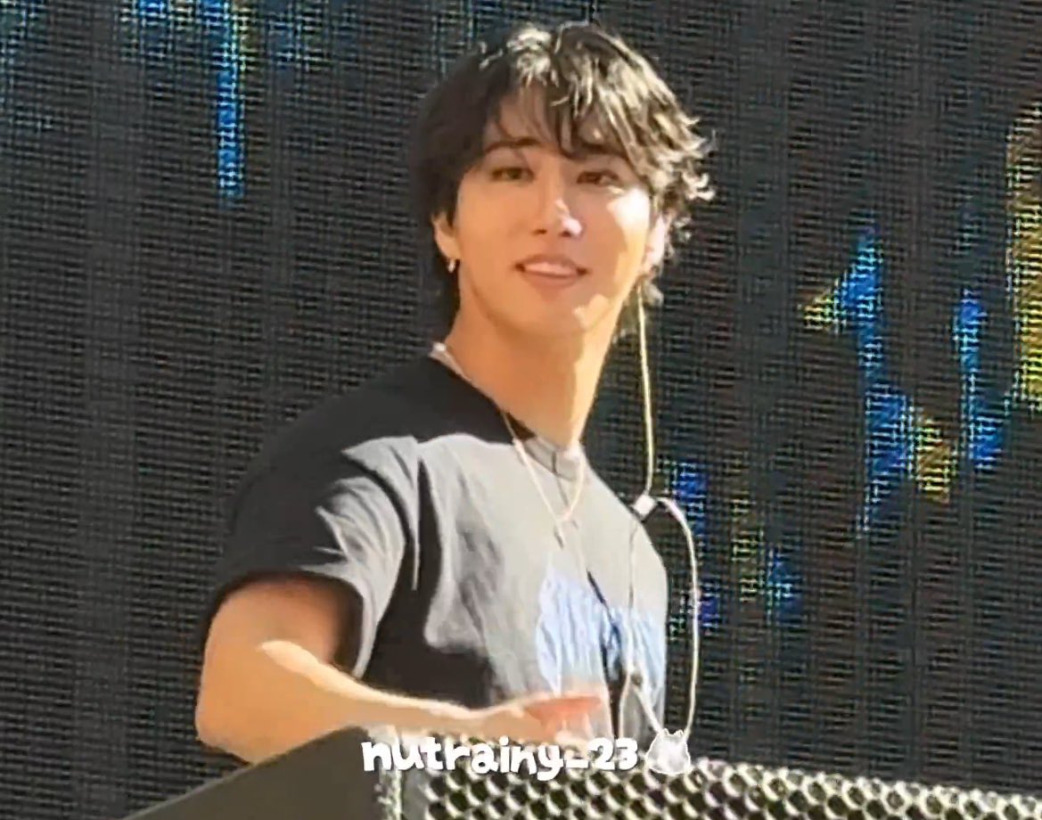 misoduckie's tweet image. please never cut your hair again please hello