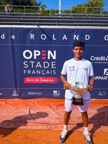 oevenezuela's tweet photo. ¡Felicitamos a Ignacio Mejías por coronarse campeón del Open Stade Français! 🎾
Orgullo venezolano que inspira.
Aplausos también para Román Recarte @RomanRecarte , miembro de nuestra Junta Directiva, y su academia @academiaromanr aliados deportivos de @OEVenezuela.
#Tenis https://t.co/n69344xErq