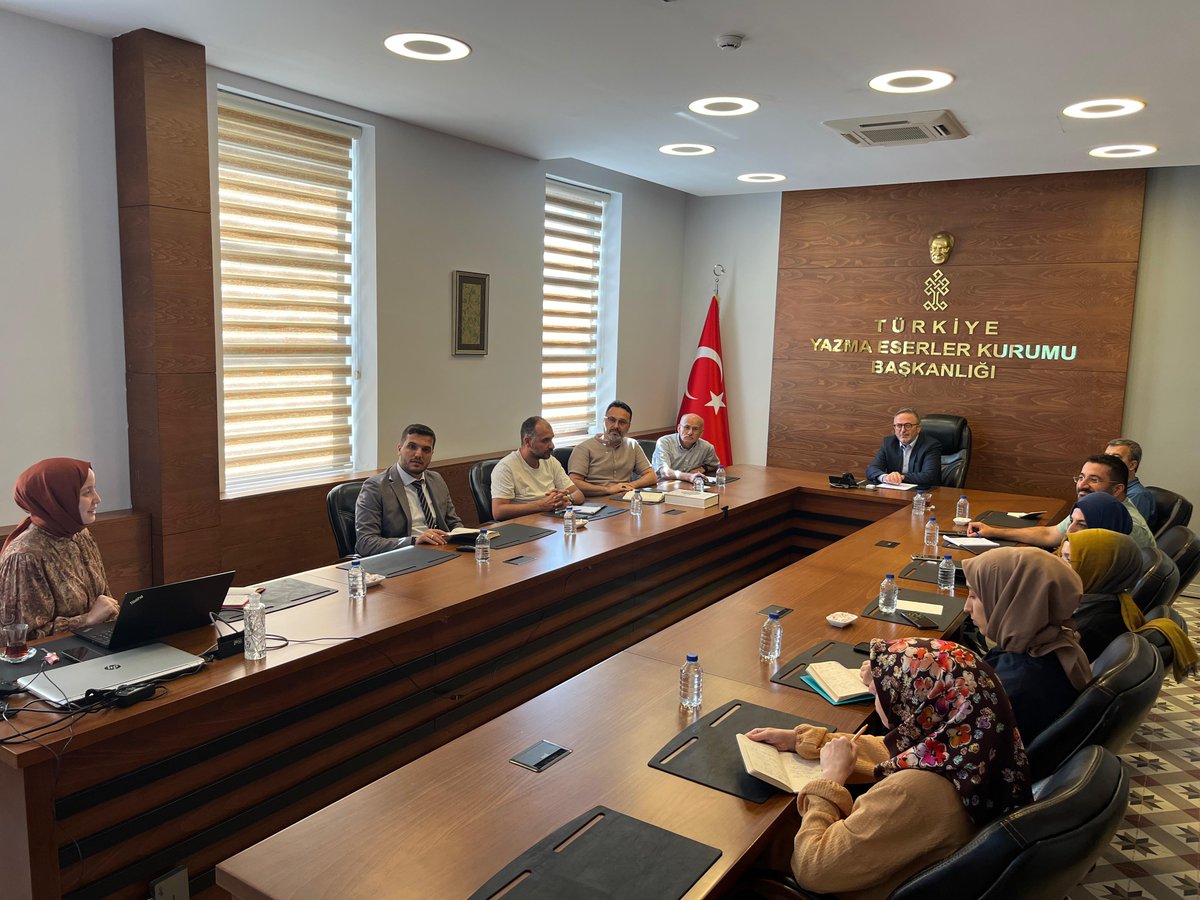 Türkiye Yazma Eserler Kurumu Başkanlığı Katalog Birimi yönetici ve uzmanları, Kurum Başkanımız Sayın Coşkun Yılmaz'ın riyasetinde Yazma Mushaflar Dairesi Başkanlığımızın veri tabanını ve katalog çalışmalarımızı değerlendirdi.