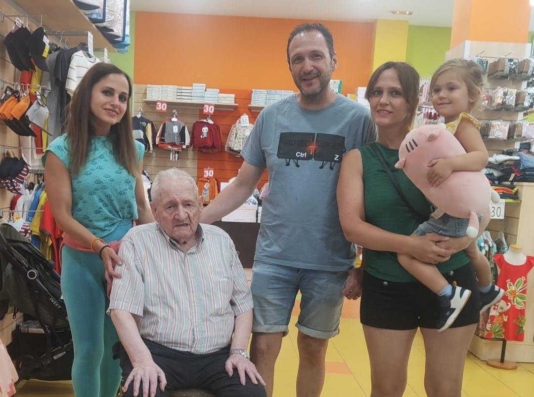 _Javitos_'s tweet photo. Visita de mi padre Ufe, junto a su familia, 3 generaciones bajo el techo que él y Victoria, su mujer, levantaron con amor, trabajo y una sonrisa. Ella, el alma de esta tienda, nos acompaña en cada rincón.
Sentimos que su legado sigue vivo.
Gracias por ser parte de esta historia❤️ https://t.co/6kpA7ZxTAf