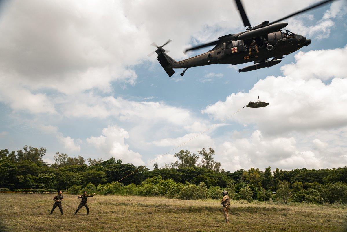 USArmy's tweet image. When every second counts, we're trained to respond without hesitation.
In this photo, Soldiers from @25thID perform hoist training at Fort Magsaysay, Philippines during #Salaknib25.