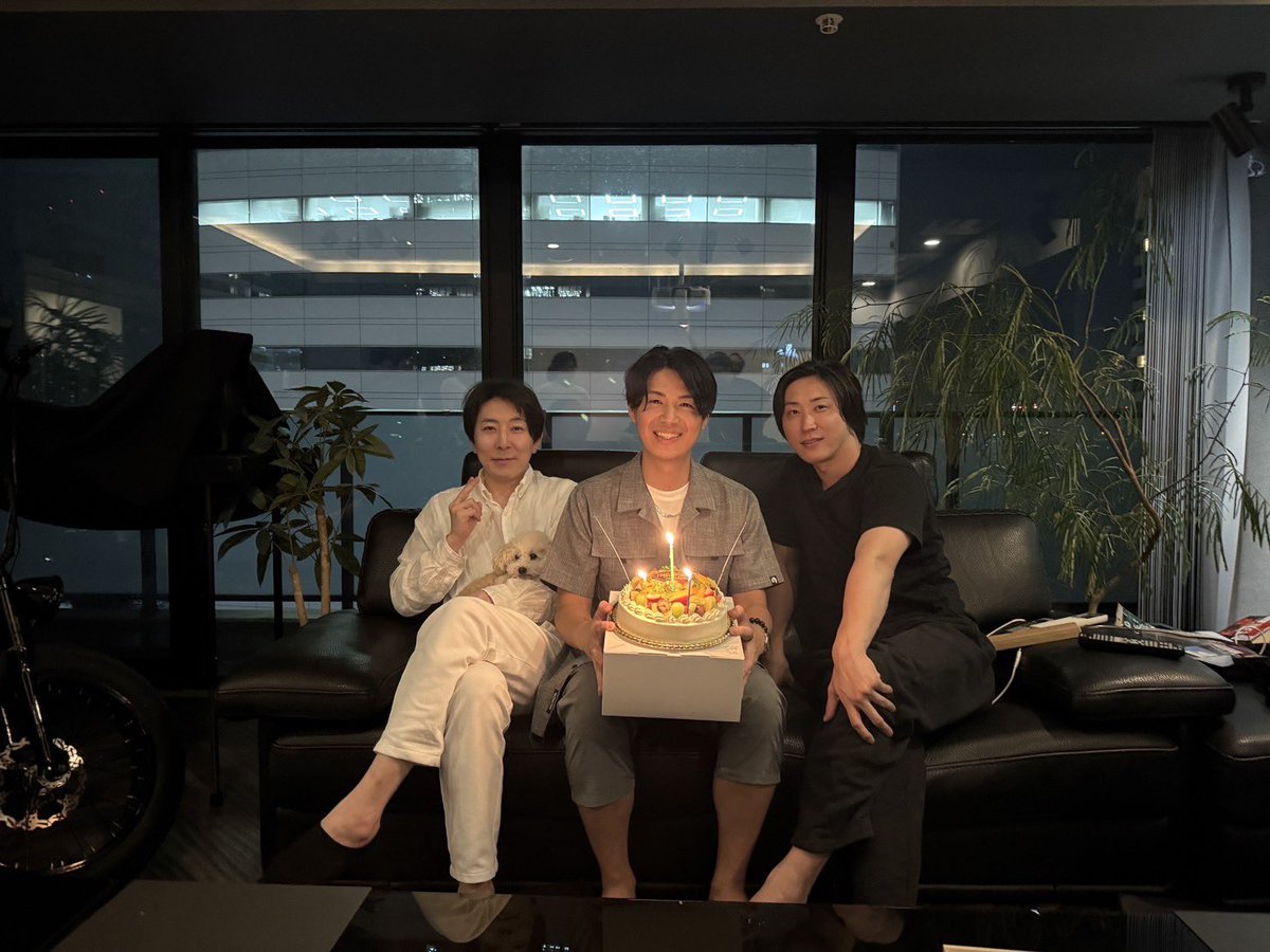 HDyuukimizuhata's tweet image. 【2ヶ月に1度の役員食事会&勉強会】
溝口宅で開催される貴重な場で37歳のバースデーを祝って頂きました。
BACK STAGEに入って5ヶ月が経ちましたが、
こんなにも1人1人を考えてくれる会社は無いんじゃないかと思うし、厳しくも常に愛に溢れてる溝口の下でやらせて貰えてる環境に本当に感謝しかない。…