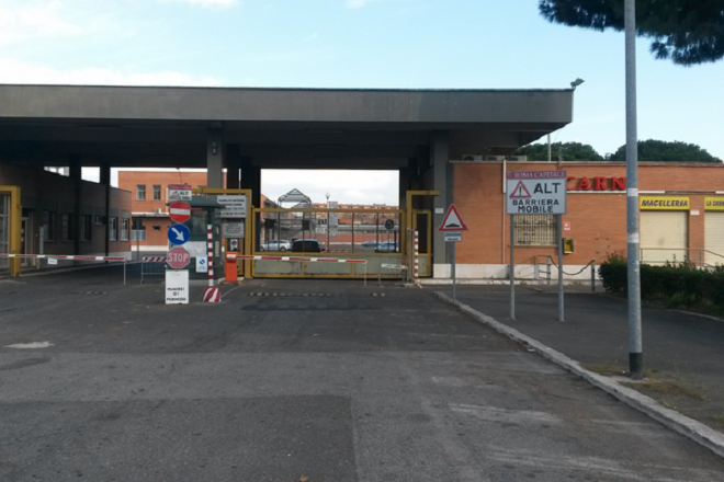 Roma's tweet photo. 📣 Approvata la #delibera per la riacquisizione a patrimonio di Roma Capitale dell’intero compendio immobiliare di viale Palmiro Togliatti 1280.
📍 Il compendio ospita il Centro Carni (unico macello pubblico con riconoscimento CE della Capitale) e il Mercato all’Ingrosso dei Fiori, l’unico mercato florovivaistico pubblico in Italia.
Info 👉 https://t.co/Xmu32MLfRH