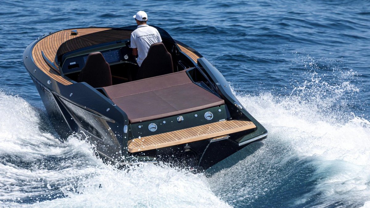 Porsche has gone and done what they do best: made something unnecessarily fast and desirable. The Frauscher x Porsche 850 Fantom is a $600,000 electric speedboat with the soul of a Macan EV, and it just set a speed record.
captainelectro.com/boats/the-germ…