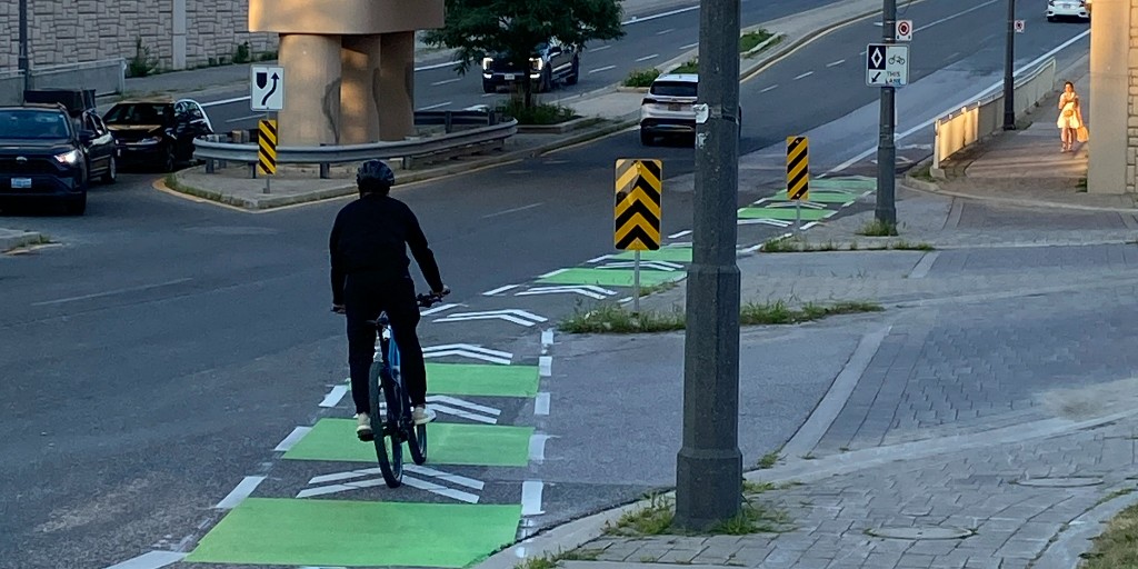 TO_Cycling_Ped's tweet image. In 2025, the State of Good Repair Program included bringing pavement markings up to meet current standards and adding enhancements on bikeways on Esther Shiner Boulevard, Cosburn Avenue, and the intersection of College Street and Beverley Street. (2/2)