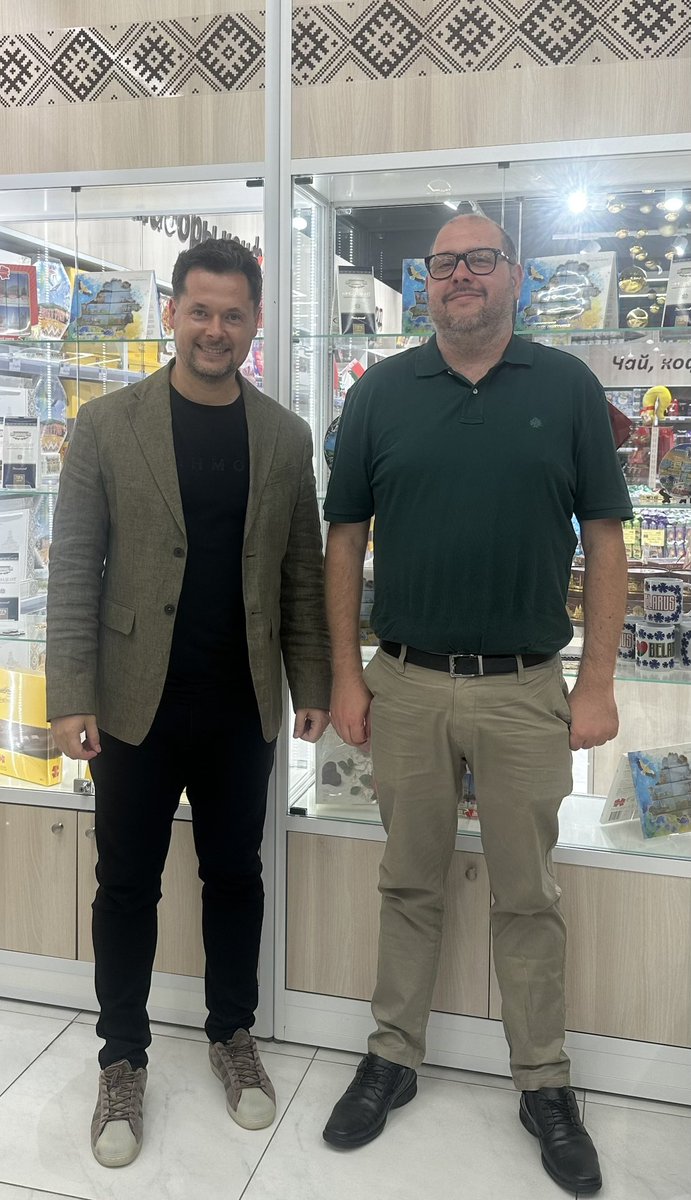 Бразилия 🇧🇷 🤝Беларусь 🇧🇾 
Хорошая беседа с моим добрым другом Otavio Bianchi
Обсудили много тем сотрудничества между нашими странами.
Поговорили об интересных проектах: от IT до новых материалов и искусственного интеллекта!