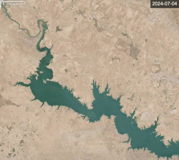 ultra_ehsan's tweet image. اردوغان در نقش یزید:عراق و سوریه در معرض خشکسالی هستند، ولی ترکیه از بازکردن سدهایی که بر روی دجله و فرات زده، خودداری میکند.رودخانههای دجله و فرات در آستانه ناپدید شدن از نقشه هستند و اردوغان از آب به عنوان سلاحی برای پیشبرد سیاست های توسعه طلبانه خود در منطقه استفاده می کند.